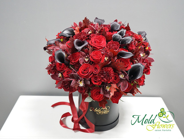 Cutie neagră cu trandafiri, orhidee, garoafe și cale (la comandă, 10 zile) foto